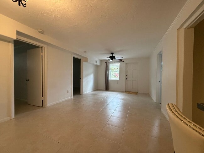 Building Photo - 656 Manor Dr