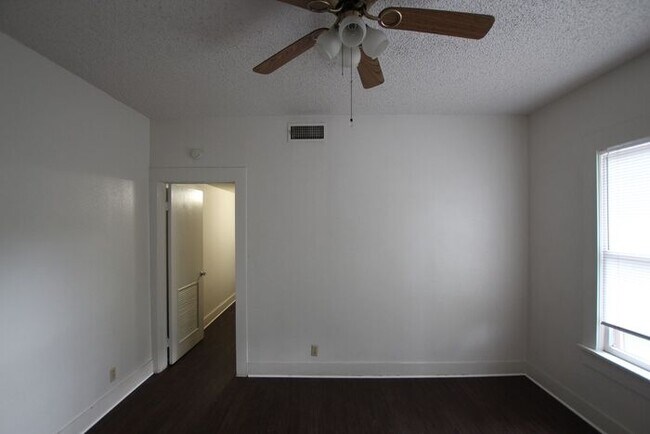 Building Photo - Schedule A Tour Today! 1 Bedroom 1 Bath Apartment in the Heart of Tyler!