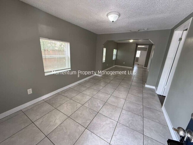 Building Photo - 3/1 Remodeled Tampa Home- READY FOR IMMEDIATE MOVE IN!!