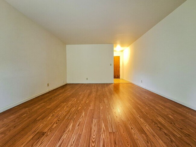 Building Photo - Charming 2bd Duplex With Private Yard & Garage