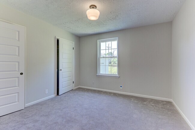 Building Photo - 606 Newhall Dr