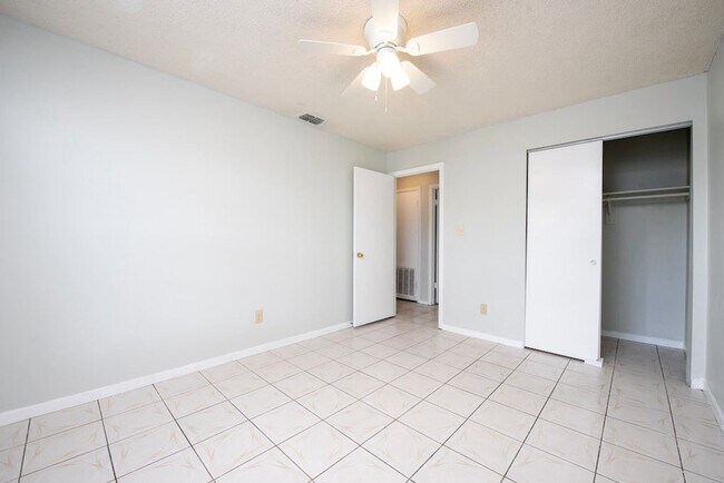 Building Photo - Cute 4/2 House In Buenaventura Lakes for Rent