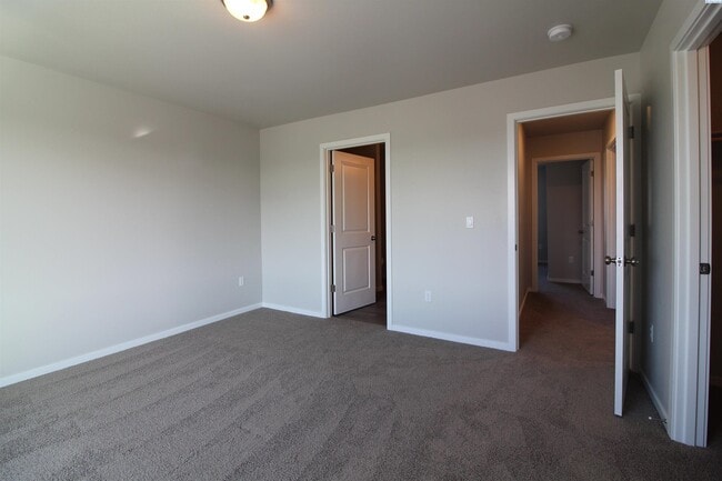 Building Photo - 3 Bed/2.5 Bath West Pasco Townhouse