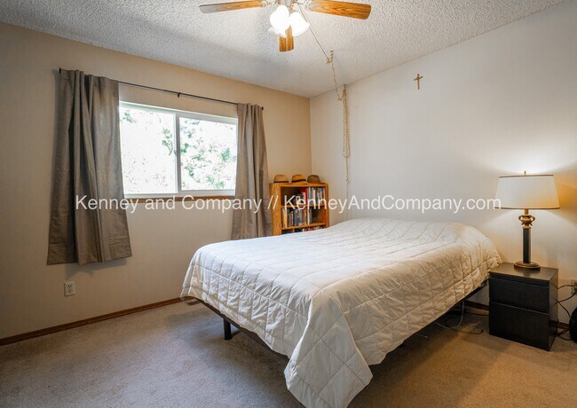 Building Photo - 5470 Sacramento Pl