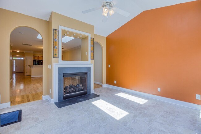 Building Photo - 3 Bedroom, 3 Bathroom Winston Salem Townhome