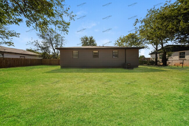 Building Photo - 705 SE 60th St