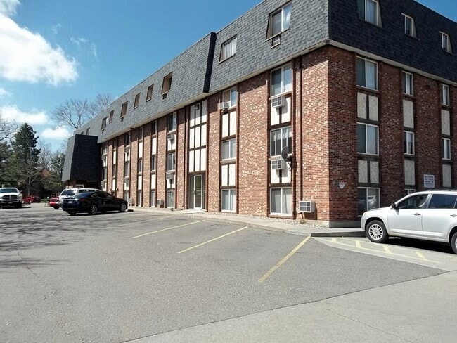 Building Photo - 308 E Oak St