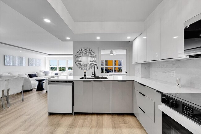 Building Photo - 405 N Ocean Blvd