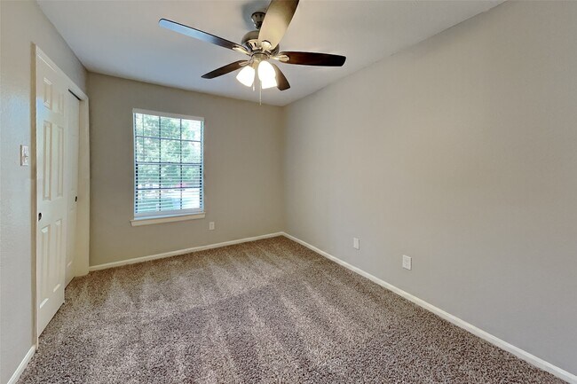 Building Photo - 3918 Forest Village Dr