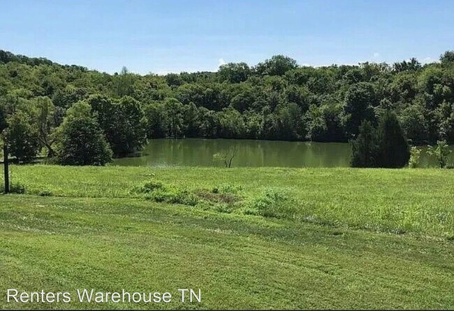 Building Photo - 3 bed/3bth with pool and garage. Country l...