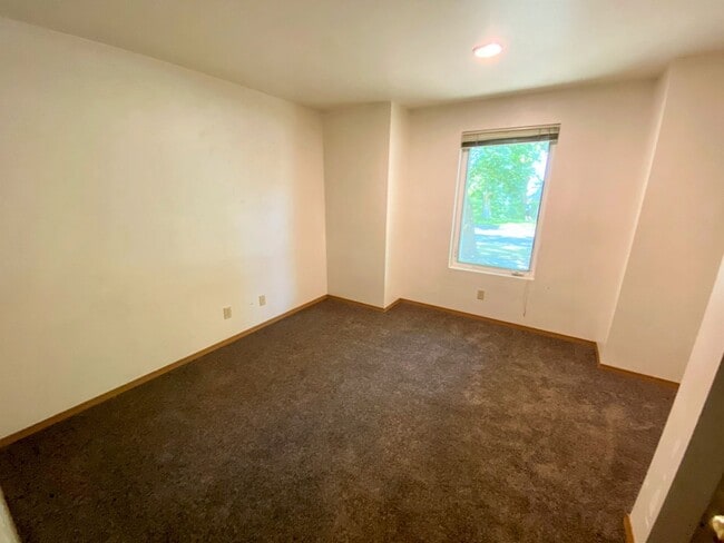 Building Photo - 3 Bed, 2 Bath 1 block from CWU