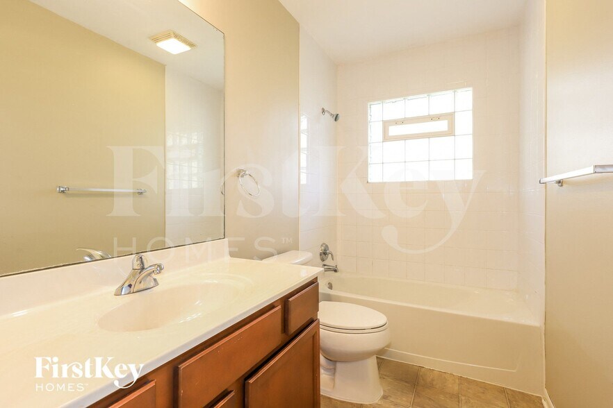 Building Photo - 923 Nottingham Ln