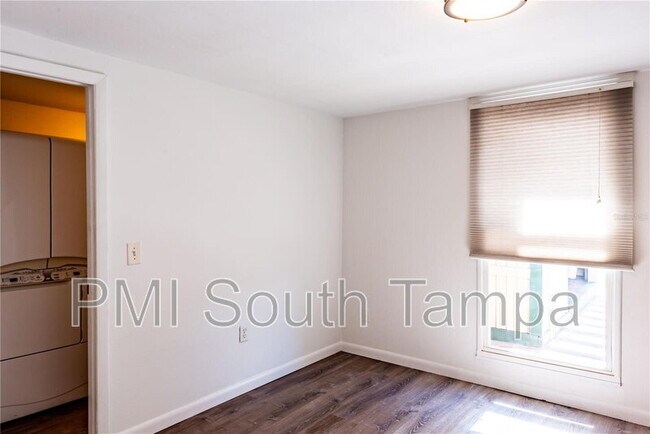 Building Photo - 3402 W Van Buren Dr