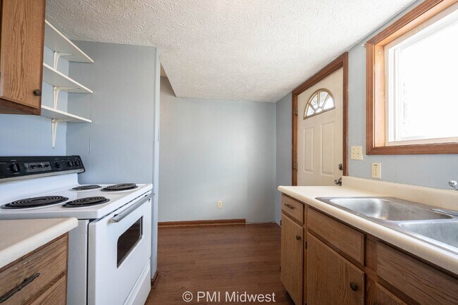 Building Photo - Charming Studio Apartment in Greenfield, I...