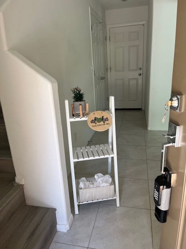 Building Photo - LIKE NEW 3 BEDROOM TOWNHOME