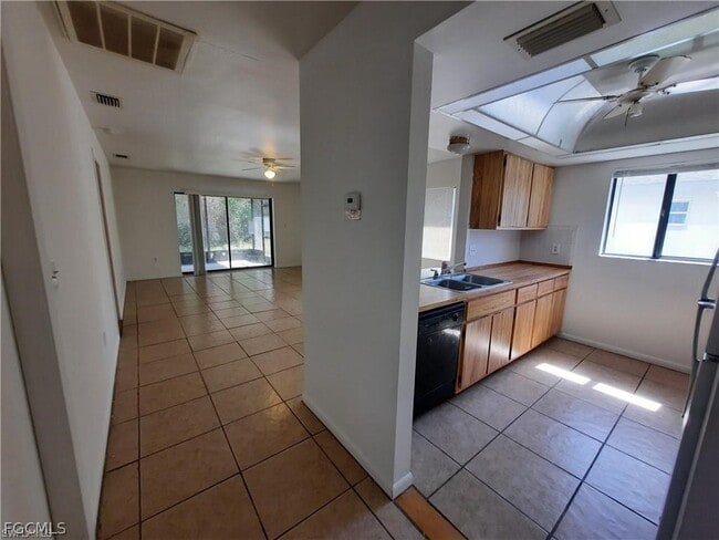 Building Photo - 937 SE 24th Ave