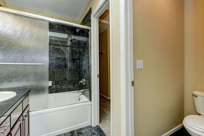 Building Photo - Beautifully Updated 3-Bed Home in Arapahoe...