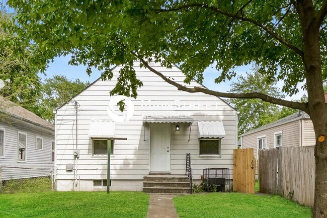 Building Photo - 2 Bedroom Pet-Friendly Home in Indianapoli...
