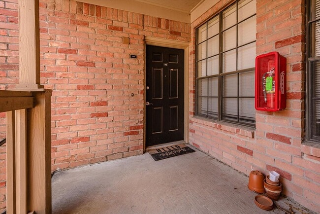 Building Photo - 2255 Braeswood Park Dr
