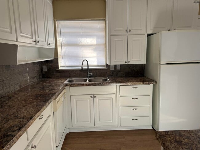 Building Photo - 1325 Oakhurst Dr