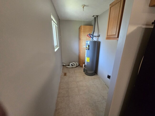 Building Photo - 4 Bedroom House