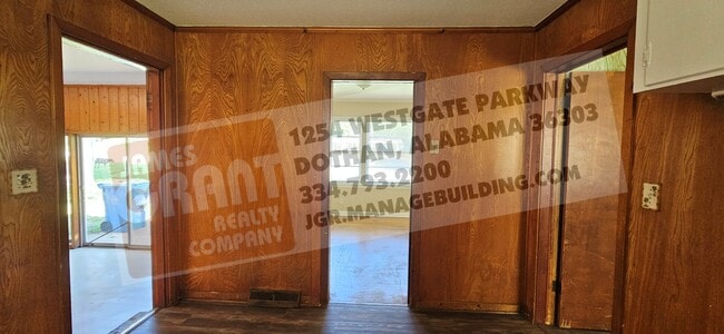 Building Photo - 2004 Roebuck St