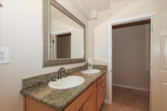 Building Photo - Wonderful Richmond Apartment