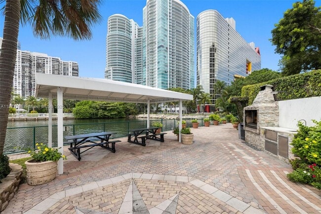 Building Photo - 1915 Brickell Ave