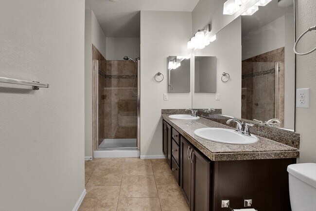 Building Photo - $1,800 - 1 Bed, 1.5 Bath Condo in Denver with In Unit Laundry in Great Location!