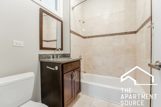 Building Photo - 1756 W Montrose Ave