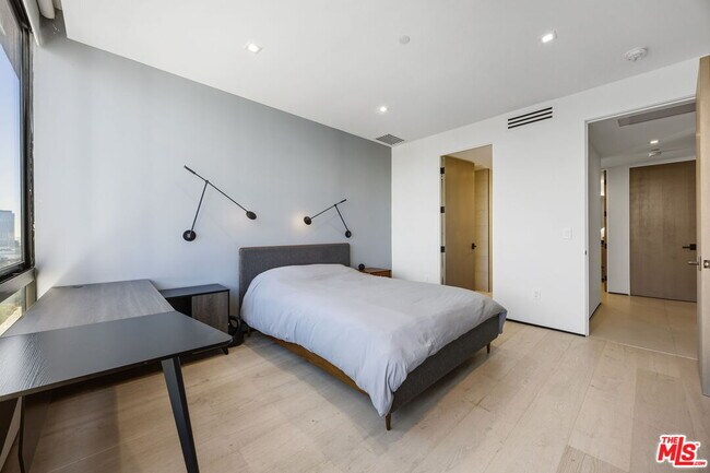 Building Photo - 10350 Wilshire Blvd