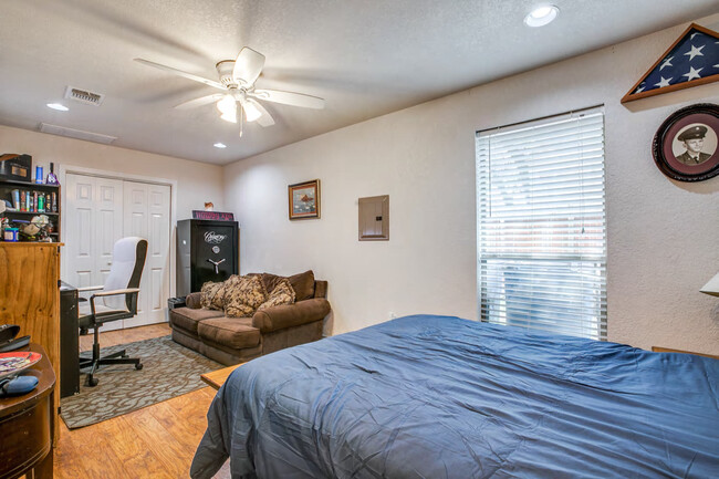 Building Photo - 9503 Legend Isle Dr