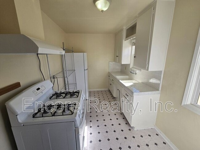 Building Photo - 588 1/2 McIntosh St