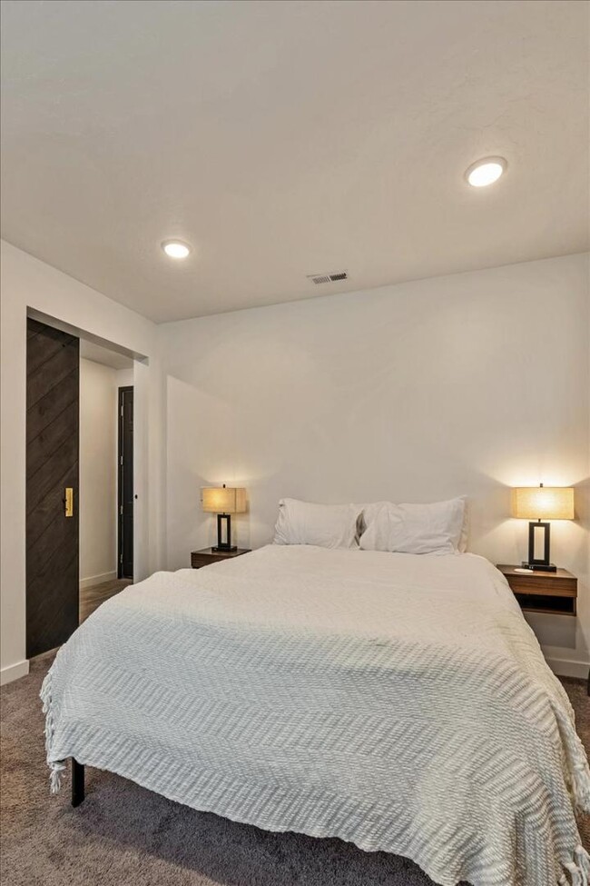 Building Photo - 623 E 460 S