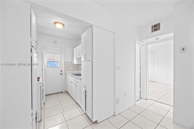 Building Photo - 2072 NE 169th St