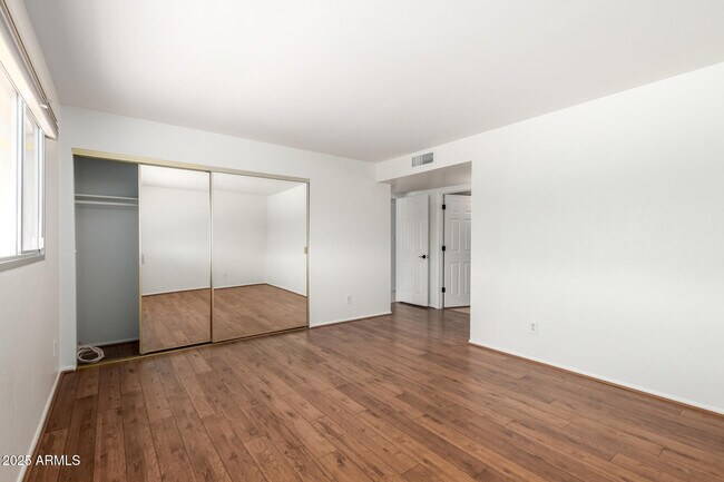 Building Photo - 3820 S Elm St