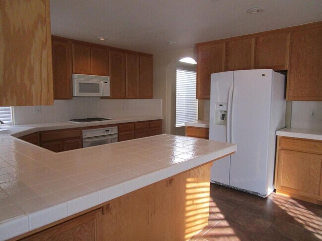 Building Photo - Like Brand New 4 Bedroom 3 Bath Beautiful ...