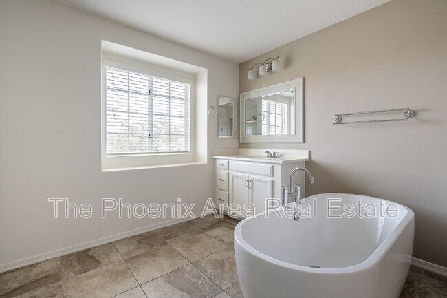 Building Photo - 1055 S Reber Ave