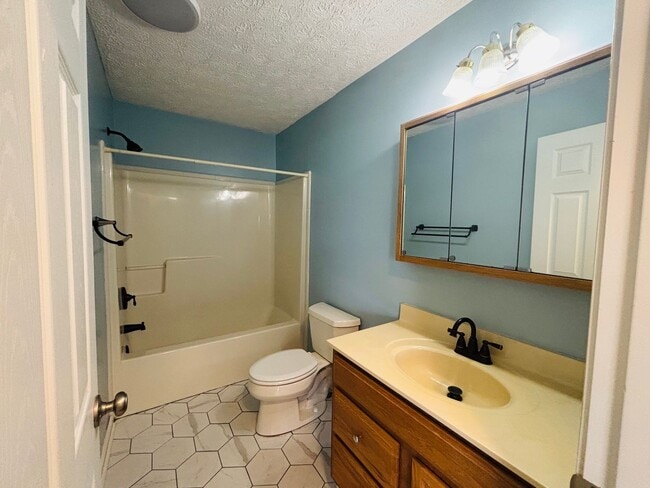 Building Photo - Conveniently located 2 Bedroom, 1.5 Bath Townhouse