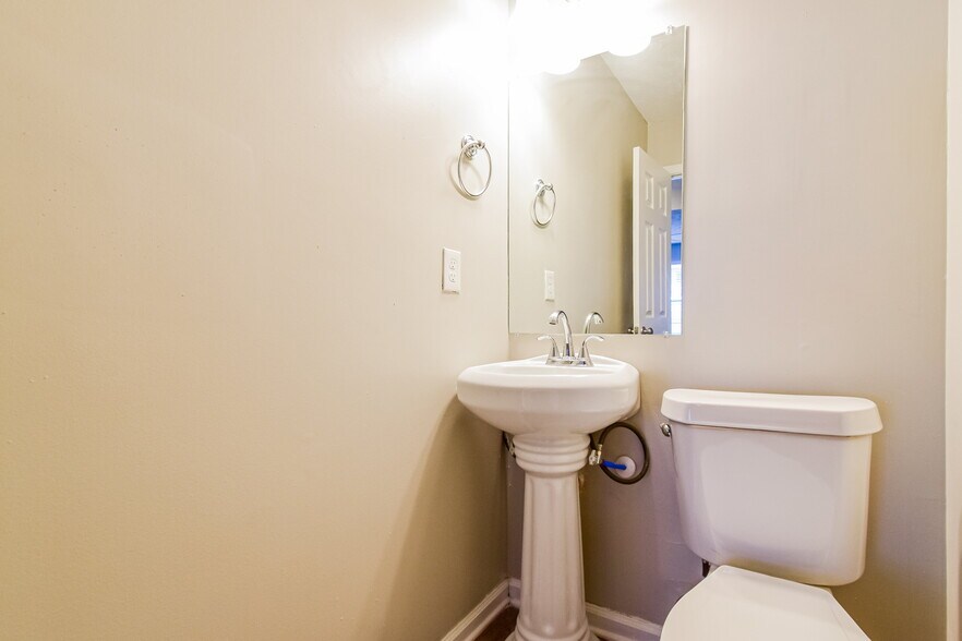 Building Photo - 6149 Raleigh Oaks Ct