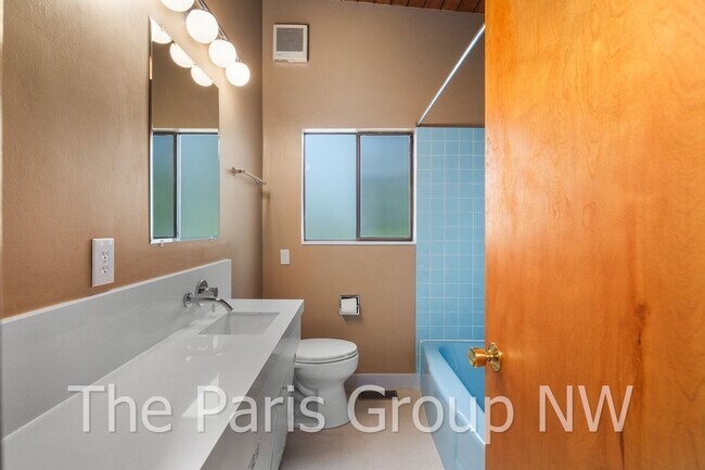 Building Photo - Extraordinary 4BR, 4200sf Mid Century Water View Home with Amazing Outdoor Spaces