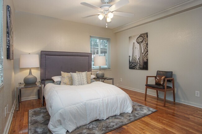 Building Photo - 2 bedroom 1 bathroom Upstairs **$300 OFF 1ST MONTH SPECIAL**