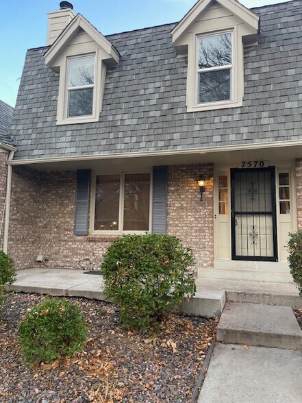 Building Photo - 7570 S Cove Cir