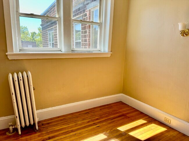 Building Photo - 74 Egmont St