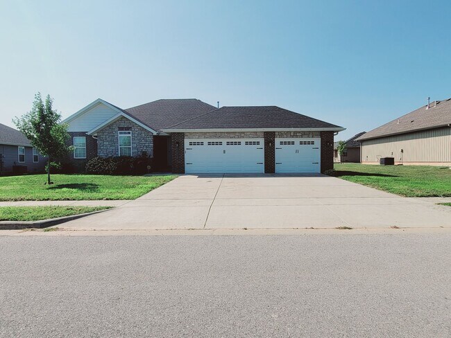Building Photo - Luxuary in River Pointe Subdivision - Ozark!
