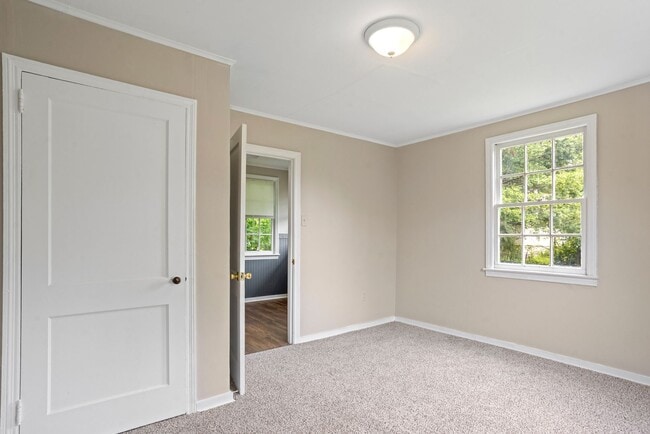Building Photo - 3 bedroom, 1 bath home close to Gulfstream...