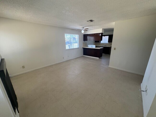 Building Photo - 2096