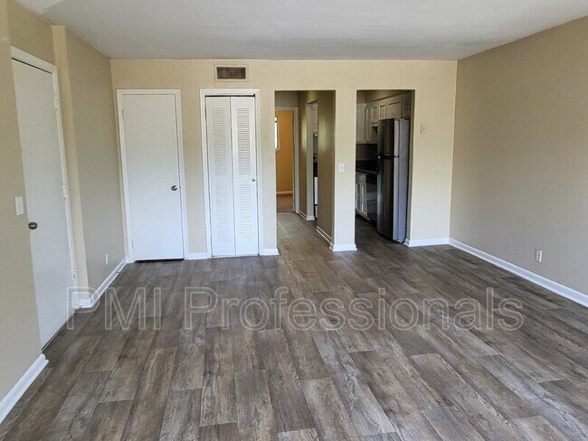 Building Photo - 800 Anderson Ln