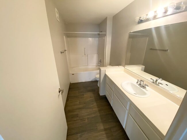 Building Photo - Gated Community Comfort – 2 Bed, 2 Bath Be...