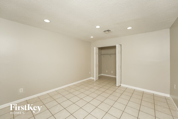 Building Photo - 734 SW Avens St